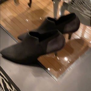 Shoes black/silver around heal